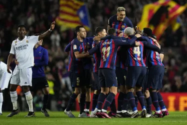 Los jugadores del FC Barcelona celebran su victoria frente al Real Madrid a la finalización del encuentro correspondiente a la jornada 26 de primera división que disputaron este domingo en el estadio del Camp Nou.