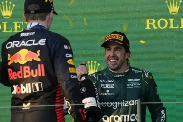  Fernando Alonso (D) celebra el podio con Max Verstappen, ganador de la carrera.