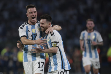 Lionel Messi de Argentina celebra un gol en un partido amistoso entre las selecciones de Argentina y Curazao en el estadio Único Madre de Ciudades en Santiago del Estero (Argentina).