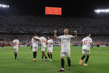 Ivan Rakitic, centrocampista croata del Sevilla (segundo a la derecha), celebra el segundo gol de su equipo esta tarde contra el Manchester United, ante un estadio Ramón Sánchez-Pizjuán abarrotado de hinchas. En semifinales, el conjunto andaluz se verá las caras con la Juventus.