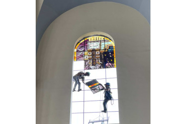 Esta perspectiva permite dimensionar el tamaño del vitral comparado con las personas que los desmontan con sumo cuidado.