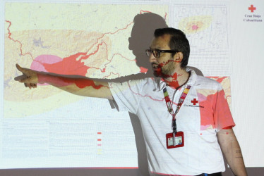 Daniel Fernando Cano Mejía, gestor de conocimiento y reducción del riesgo de la Cruz Roja Colombiana, seccional Caldas, explicando el mapa de amenaza volcánica.