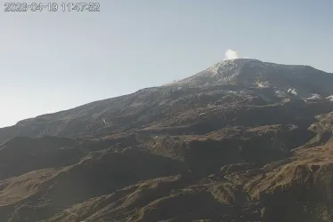 El volcán Nevado del Ruiz ayer, 19 de abril, visto desde el cerro Gualí. 