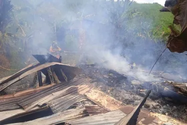 Bomberos controlan un incendio en zona rural de Anserma (Caldas). 