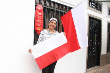 Bellanira Ñungo promueve actividades para rescatar la imagen del barrio Corea. En esta ocasión lideró la elaboración de banderas para el centenario de La Dorada.