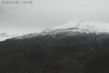 Imagen proporcionada por el SGC que muestra el volcán Nevado del Ruiz este jueves desde el cerro Gualí. 