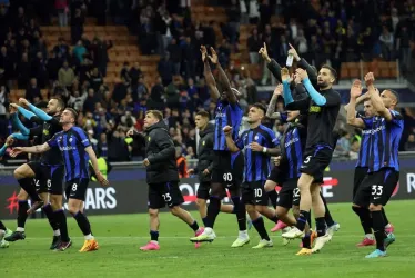 Jugadores de Inter celebran su clasificación a la semifinal de la Liga de Campeones. 