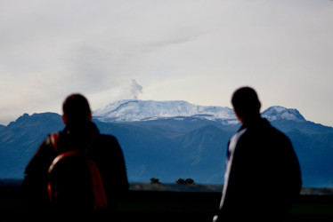 Ayer desde Manizales y municipios vecinos se apreció la fumarola de gases del Nevado del Ruiz que alcanzó 1.800 m desde la cima del volcán, según el Servicio Geológico Colombiano. La imagen se tomó desde el ICBF.