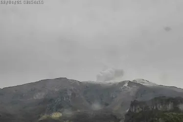 l volcán Nevadio del Ruiz ayer, a las 8:14 a.m., desde el sector del cerro Piraña y río Azufrado.