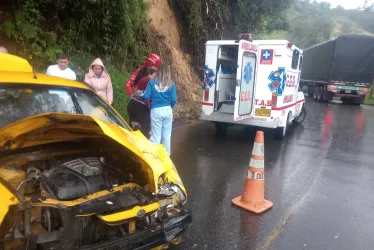 Una mujer lesionada en choque entre un taxi y un camión la vía Manizales-Alto de Letras