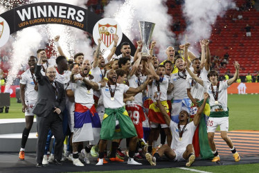 El conjunto español obtuvo su séptimo título en la Europa League, su torneo fetiche, y arrebató a Jose Mourinho el récord de imbatibilidad en finales europeas (había ganado sus cinco primeros duelos: dos en Champions, dos en Europa y uno en Conference). 