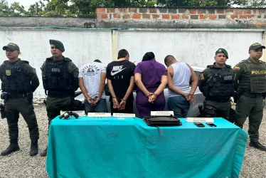Los sujetos capturados por las autoridades tras un fleteo en La Dorada.