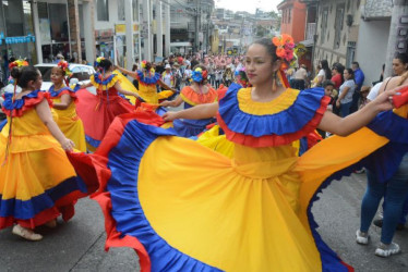 Las danzas típicas de Colombia estuvieron representadas a lo largo del recorrido por las calles de Villamaría.