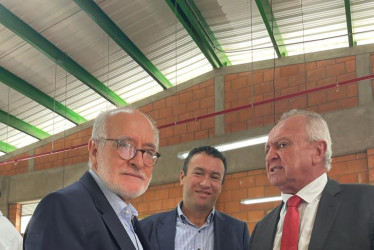 El senador Guido Echeverri, el precandidato a la Alcaldía de Pensilvania Jesús Iván Ospina y el diputado Diego Cardona se encontraron y conversaron en ese municipio.