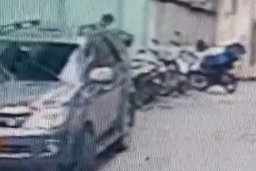 En el video se observa al hombre que se roba un caso en una calle de Pácora. 