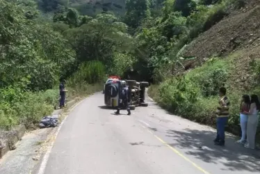 Dos lesionados en volcamiento de campero en San José (Caldas)