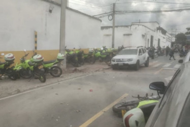 Las imágenes que han circulado por redes sociales muestran que la detonación ocurrió cerca de un poste donde los agentes estacionan sus motocicletas.