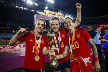 Las jugadoras de la selección española de fútbol femenino Alexia Putellas (i), Irene Parades (c) y Jenni Hermoso posaron con el trofeo del Campeonato del Mundo tras ganarle España la Final del Mundial Femenino a Inglaterra en Sídney.