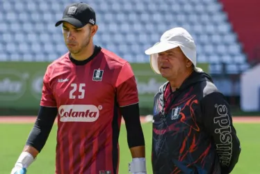 El portero Éder Chaux conversa con Hernán Darío Herrera, asistente técnico de Pedro Sarmiento. El Once Caldas visita hoy al Deportivo Pasto.