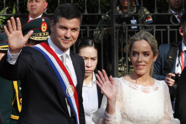 El nuevo presidente de Paraguay, Santiago Peña, y su esposa, Leticia Ocampos, saludan tras la ceremonia de investidura como nuevo gobernante del país en Asunción.