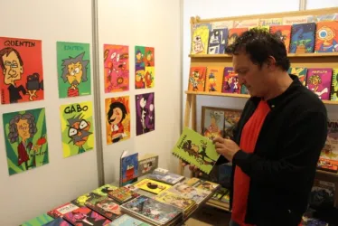 Fernando Arenas en el stand de Musa de Papel con sus ilustraciones y cómics de colección en la 14.ª Feria del Libro de Manizales.