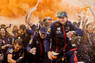 Max Verstappen de Red Bull Racing celebra con su equipo.