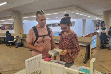Kevin Coommer y Catalina Gallo en su recorrido por la Feria del Libro de Manizales.