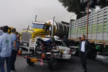 Accidente de tránsito de dos tractomulas y un particular en la vía Manizales - Bogotá