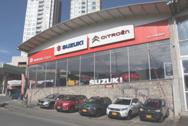 Vehículos exhibidos en Andina Automotriz, donde los colores gris, rojo, blanco y negro figuran en la oferta a los clientes.