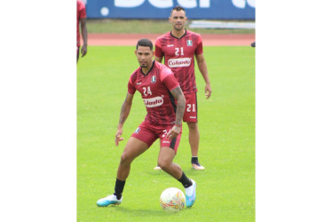La regular participación de Marlon Piedrahíta (atrás), que ha jugado como lateral izquierdo a pesar de que su carril natural es el derecho, ha hecho más evidente la ausencia del venezolano Yohan Cumana.