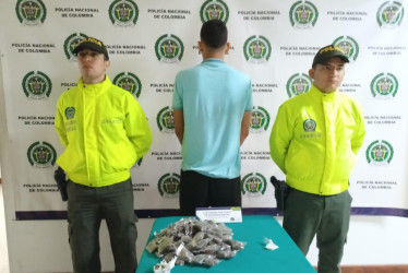 La Policía de Caldas capturó en flagrancia a alias El Chamo, con 868 gramos de marihuana y 5,5 gramos de base de coca, entre otros elementos que se le incautaron.