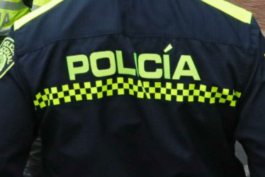 Espalda de un policía colombiano.
