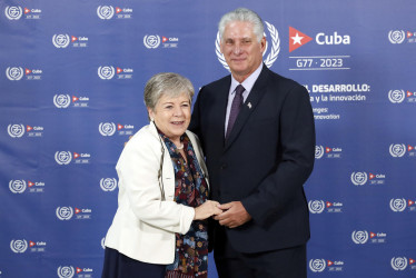 El presidente de Cuba, Miguel Diaz-Canel, y la canciller de México, Alicia Bárcena, se saludaron este sábado durante la inauguración de la cumbre del G77+China, en La Habana (Cuba). México regresa a este grupo tras 29 años de ausencia.