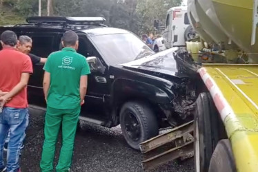 Así quedó la camioneta que chocó con un tractocamión en la vía Manizales-Alto de Letras.
