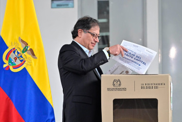 Gustavo Petro votando
