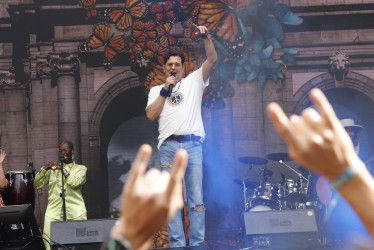 El artista colombiano Carlos Vives ofreció un concierto gratuito en la Puerta de Alcalá de Madrid para conmemorar el Día de la Hispanidad y los 30 años de la salida de su disco "Clásicos de la provincia".