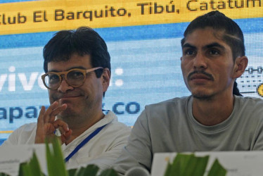 El alto comisionado para la Paz de Colombia, Danilo Rueda (i) y el vocero de la delegación del Estado Mayor Central de Farc, Andrey Avendaño (d), participaron ayer junto a otros representantes en la instalación de la mesa de diálogos de paz en Tibú, Norte de Santander.