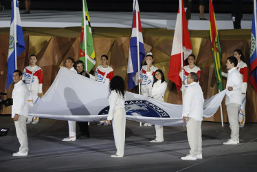 Voluntarios sostuvieron la bandera de Panam Sports en la inauguración de los Juegos Panamericanos 2023, en el estadio Nacional en Santiago (Chile).