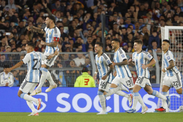 Nicolás Otamendi (arriba) de Argentina celebra el gol con el que Argentina le ganó a Paraguay en la tercera fecha de las Eliminatorias Sudamericanas para la Copa Mundial de Fútbol 2026, en el estadio Más Monumental en Buenos Aires (Argentina).