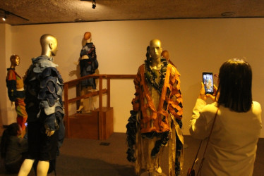 Estas son algunas de las indumentarias que están disponibles para los visitantes a la exposición.