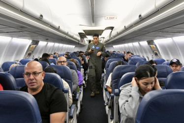"El avión de la @FuerzaAereaCol que transportó la ayuda humanitaria que el país envió a la región de Gaza, y que trajo de regreso a 81 personas, residentes en Israel que solicitaron su repatriación, aterrizó en Colombia este sábado", escribió la Cancilleria en la red social X.