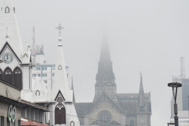 La Basílica Menor de Inmaculada Concepción de María y la Catedral Basílica de Manizales, dos emblemas de la arquitectura religiosa de la ciudad, este miércoles. 