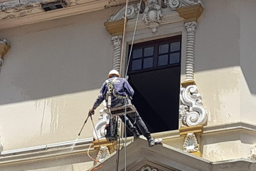 Por estos días se han visto trabajos de mantenimiento de la fachada al edificio de la Gobernación de Caldas.
