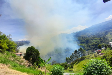 Incendio forestal en el Bajo Tablazo (Manizales)