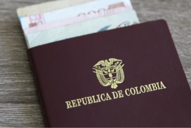 Pasaporte colombiano con billetes adentro.