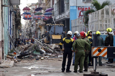 Rescatistas trabajan este miércoles en el derrumbe de una edificación, en La Habana (Cuba).