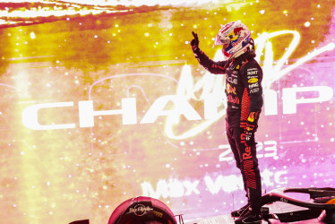 El piloto neerlandés de Fórmula Uno Max Verstappen de Red Bull Racing celebra ganar el Campeonato de Fórmula Uno de 2023 después de la carrera Sprint en el Circuito Internacional de Lusail en Lusail, Qatar, este sábado.
