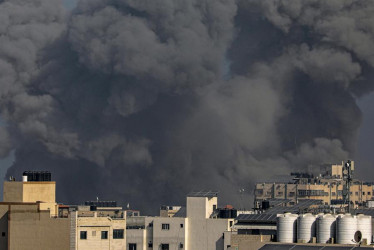Una columna de humo se eleva tras un ataque aéreo israelí en el norte de la Franja de Gaza, este lunes. 