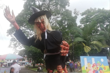 Una bruja de gran tamaño diseñada y fabricada por el pintor Beto Guerrero fue el atractivo de Halloween en Riosucio (Caldas).