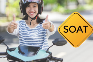 Mujer en moto al lado de un aviso que dice "SOAT"